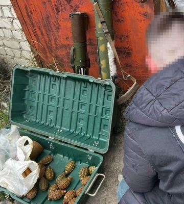 На Житомирщині СБУ і поліція затримали «чорних зброярів», які намагались продати криміналітету трофейні гранатомети та вибухівку