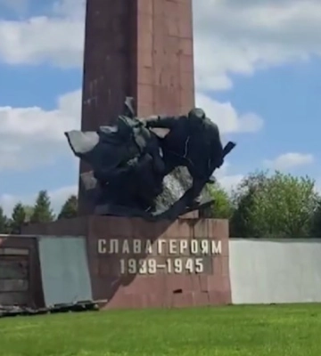 У Рівному скинули кількаметрові скульптури радянських солдатів (ВІДЕО)