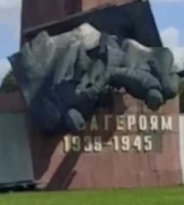 На пагорбі Слави у Рівному демонтували радянський пам&#039;ятник