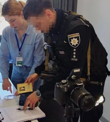 На Дніпропетровщині чоловік чверть століття їздив з підробленим посвідченням водія