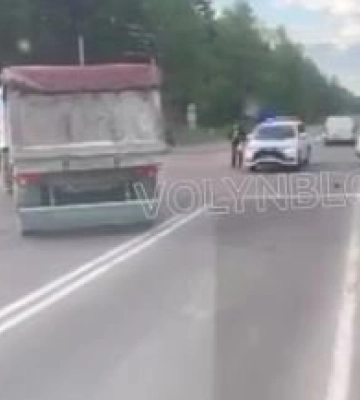 Бус зіткнувся з легковиком та перекинувся: на Волині сталася ДТП біля поста поліції