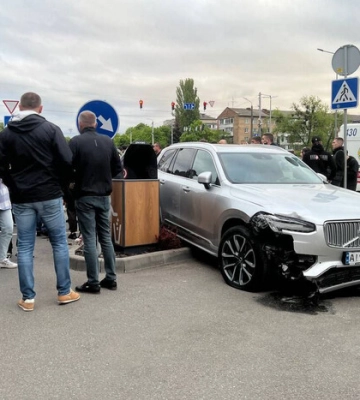 Голова райдержадміністрації влетів у натовп людей в Броварах (відео)