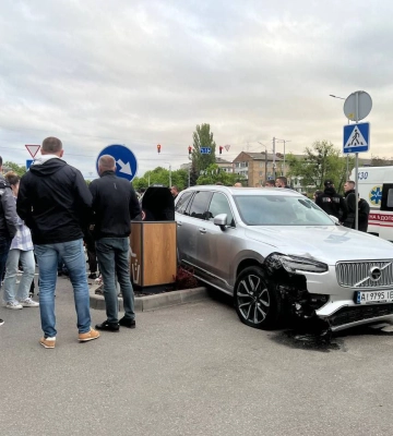 Голова райдержадміністрації влетів у натовп людей в Броварах (відео)