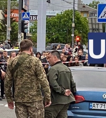 Голова райдержадміністрації влетів у натовп людей в Броварах (відео)