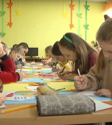 «Великодній кошик для воїна»: в Луцьку діти малювали листівки захисникам