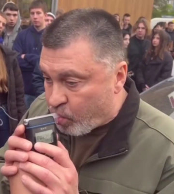 Голова райдержадміністрації збив натовп людей, розвідка знищила гелікоптер РФ. Головне за 26 квітня