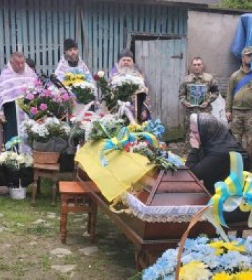 На Закарпатті попрощалися із полеглим захисником Юрієм Карпинцем