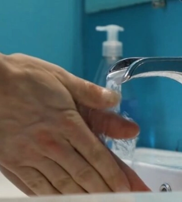У Києві почали масово "відрізати" воду за борги: перепідключити не просто