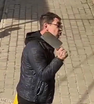 У Рожищі неадекват з кухонною сокирою пропонував дітям відрубати пальці (відео)