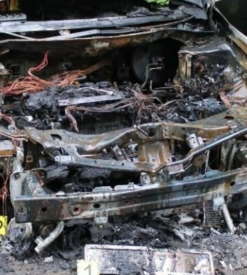 В Одесі двоє юнаків спалили чужу автівку