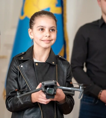 10-річна дівчинка зі Львівщини передала військовим два дрони