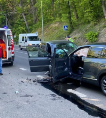 На автодорозі Львів-Винники сталась лобова ДТП: рух ускладнено