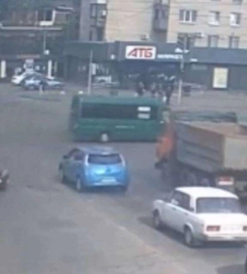 У Дніпрі на Слобожанському проспекті маршрутка збила дівчину: відео моменту