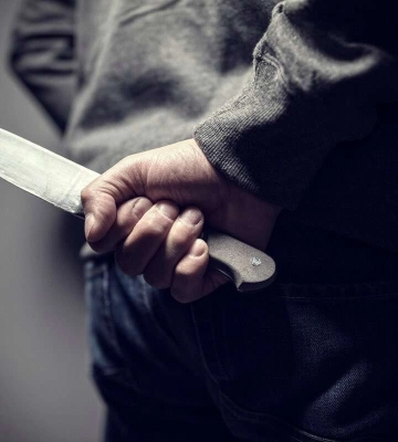 У Дніпрі чоловік з метою "самозахисту" кілька разів пирнув ножем перехожого