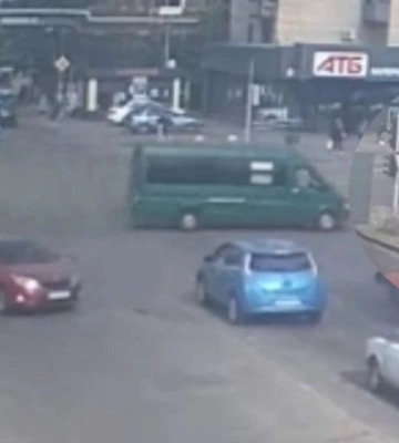У Дніпрі водій маршрутки проїхав на “червоний” та збив жінку: постраждалу ушпиталили