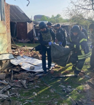 На Харківщині з-під завалів після ракетного удару РФ витягли тіло чоловіка: фото