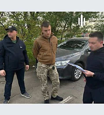 На Одещині на хабарництві затримали посадовця однієї із військових частин — ДБР повідомило йому про підозру