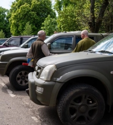 Британські волонтери привезли до Львова 30 позашляховиків для ЗСУ