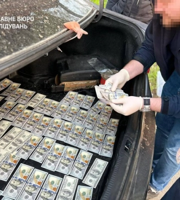 На Одещині на хабарництві затримали посадовця однієї із військових частин — ДБР повідомило йому про підозру