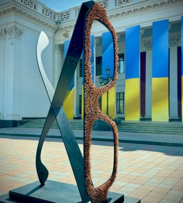 На Думській площі відкрили тимчасову експозицію спільного артпроєкту митців з Одеси та Італії