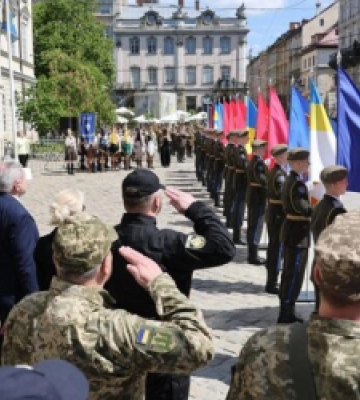 День міста Львова: на пл. Ринок замайоріли прапори військових та оборонних сил України (ФОТО)