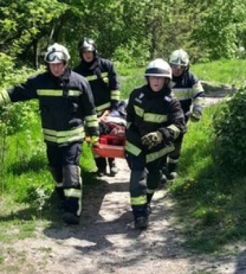 У Києві чоловік впав у глибоку яму: як його рятували. Фото