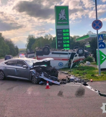 Серйозна ДТП на Прикарпатті: легковий автомобіль зіштовхнувся з каретою швидкої допомоги Серйозна ДТП на Прикарпатті: легковий автомобіль зіштовхнувся з каретою швидкої допомоги