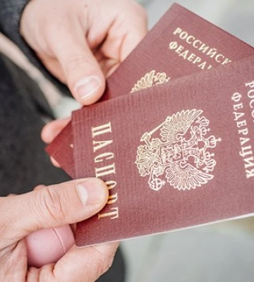 На Луганщині під час псевдореферендуму видають паспорти рф та повістки