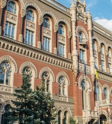 НБУ сохранил официальный курс доллара: почему это важно