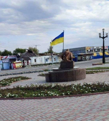 Над міськрадою Балаклії і у Волоховому Яру та ще у низці сіл на Харківщині синьо-жовті прапори