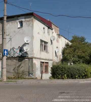 У дощову погоду зі стелі тече вода: у Луцьку мешканці будинку самотужки латають дірявий дах