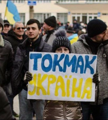 Горит и взрывается: в оккупированном Токмаке на Запорожье вторая &quot;бавовна&quot; за день