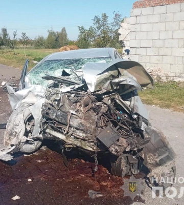Неподалік Луцька водій за кермом Toyota збив стовп і влетів у недобудоване приміщення. він у реанімації
