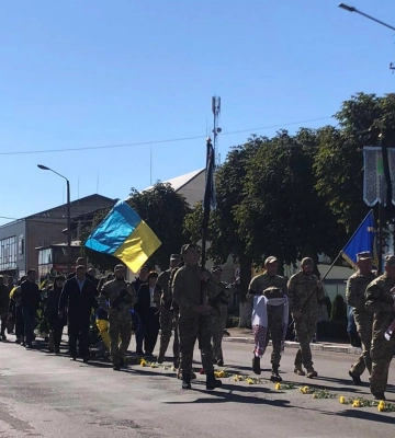 Назавжди 23-річний. У Ратнівській громаді попрощалися з Героєм Едуардом Камардіним