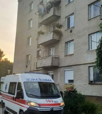 Жінка померла: на Закарпатті мама з сином обвалилися з балконом