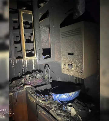 Пожежу гасили 12 людей: у Дніпрі загорівся житловий будинок