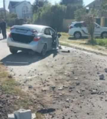 Поблизу Луцька 17-річний водій збив стовб та в&#039;їхав у будівлю