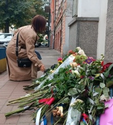 На згадку про королеву Єлизавету II: кияни несуть квіти під будівлю посольства Великобританії