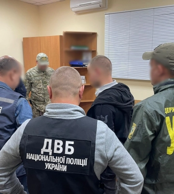 На «Устилузі» чоловік пропонував 500 доларів хабара, щоб виїхати з України