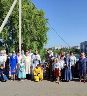 На Волыни верующие УПЦ передали автомобиль ВСУ
