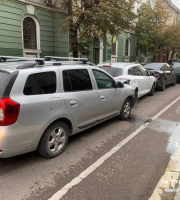 24-річна водійка Dacia спричинила ДТП з п&#039;ятьма авто у Франківську