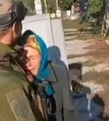 Літня жінка розридалася від зустрічі з українськими воїнами у визволеному селі: &quot;Слава Україні!&quot;, - &quot;Свої?!&quot;, - &quot;Свої&quot;. ВIДЕО