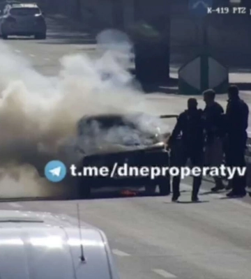 У Дніпрі на Слобожанському проспекті загорівся «Жигуль»: відео моменту