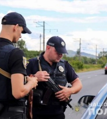 На Закарпатті поліція зупиняє всі машини підряд