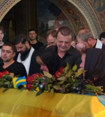 Мукачево прощається з Героями! Сьогодні в центральному соборі в останню путь провели полеглого Євгена Левдікова