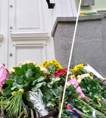 Українці принесли квіти до британського посольства у Києві після смерті Єлизавети ІІ