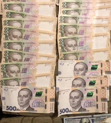 У Червонограді чоловік видурив гроші у пенсіонерки