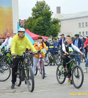 Велосипедисти у вишиванках із нагоди Дня міста проїхалися вулицями Луцька. Фото