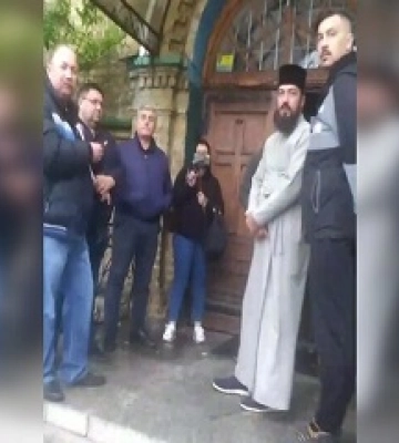 На Киевщине священник ПЦУ с теробороной пытаются захватить храм УПЦ