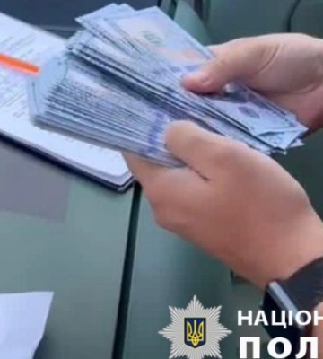 Затримали керівника РВА на Київщині та його радника: за 350 тис грн допомагали чоловікам виїжджати за кордон